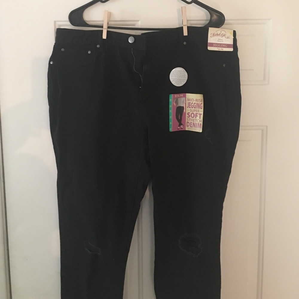 Black distressed jegging