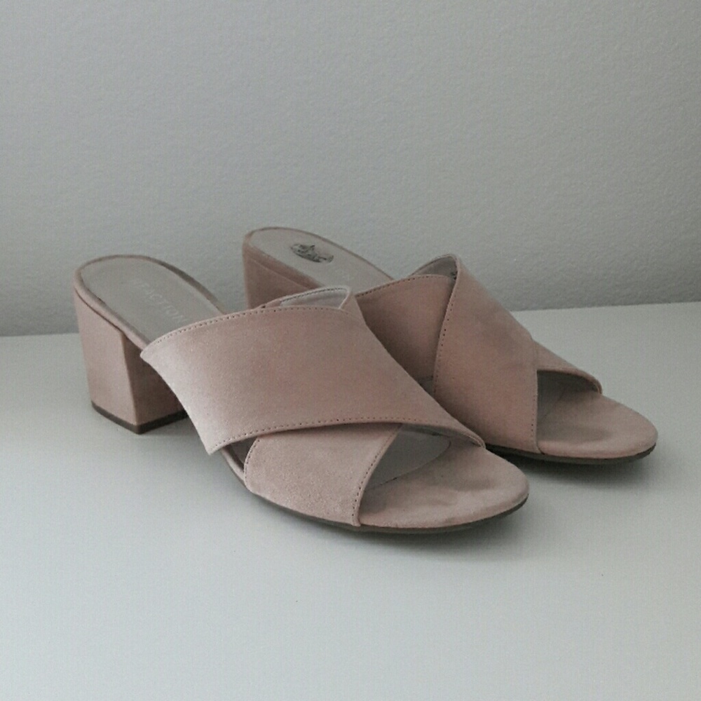 Kenneth Cole Reaction Light Pink Slides 9.5