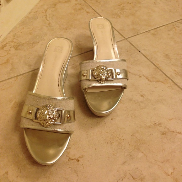 Beautiful shoe with lion medallion! - Picture 2 of 7