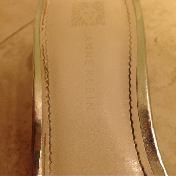 Beautiful shoe with lion medallion! - Picture 3 of 7