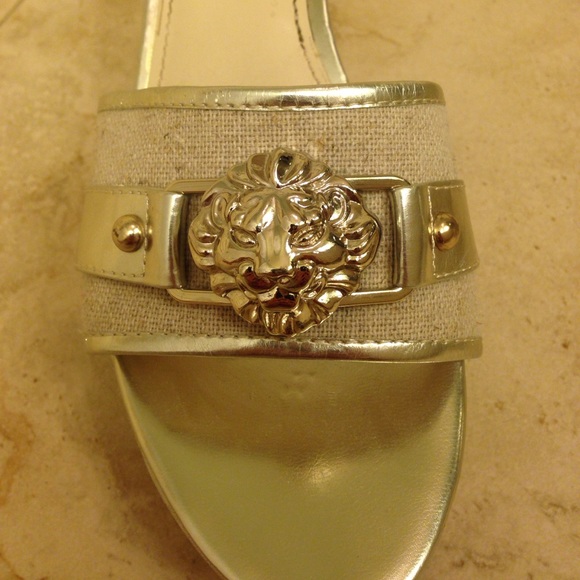 Beautiful shoe with lion medallion! - Picture 4 of 7