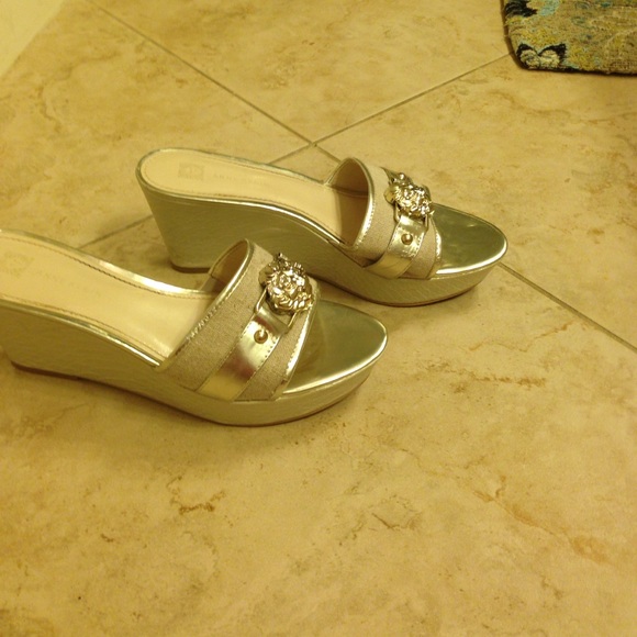 Beautiful shoe with lion medallion! - Picture 5 of 7