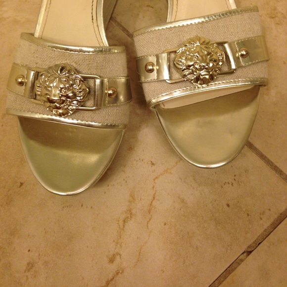 Beautiful shoe with lion medallion! - Picture 6 of 7