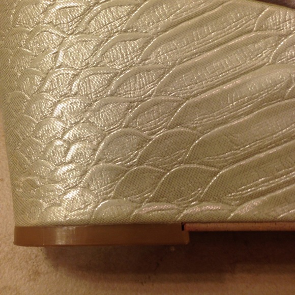 Beautiful shoe with lion medallion! - Picture 7 of 7