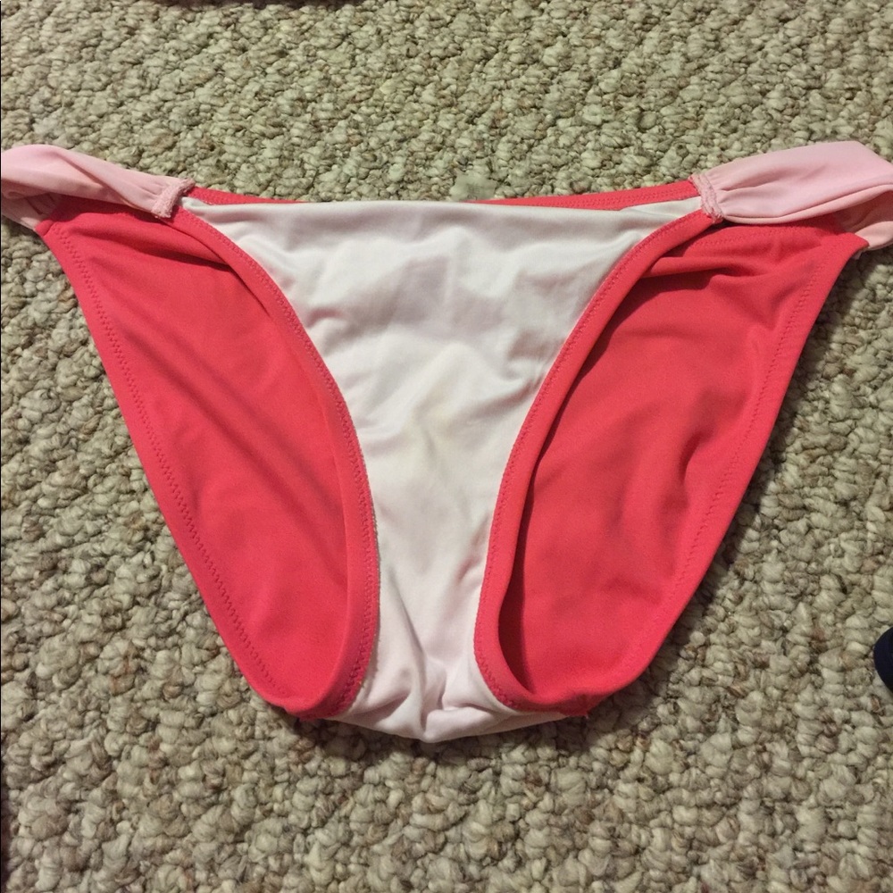 Bikini - Picture 2 of 3