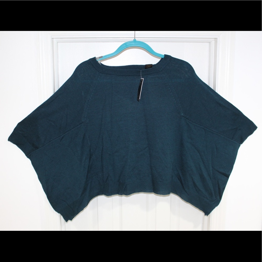 Semi cropped top with fitted body & loose sleeves