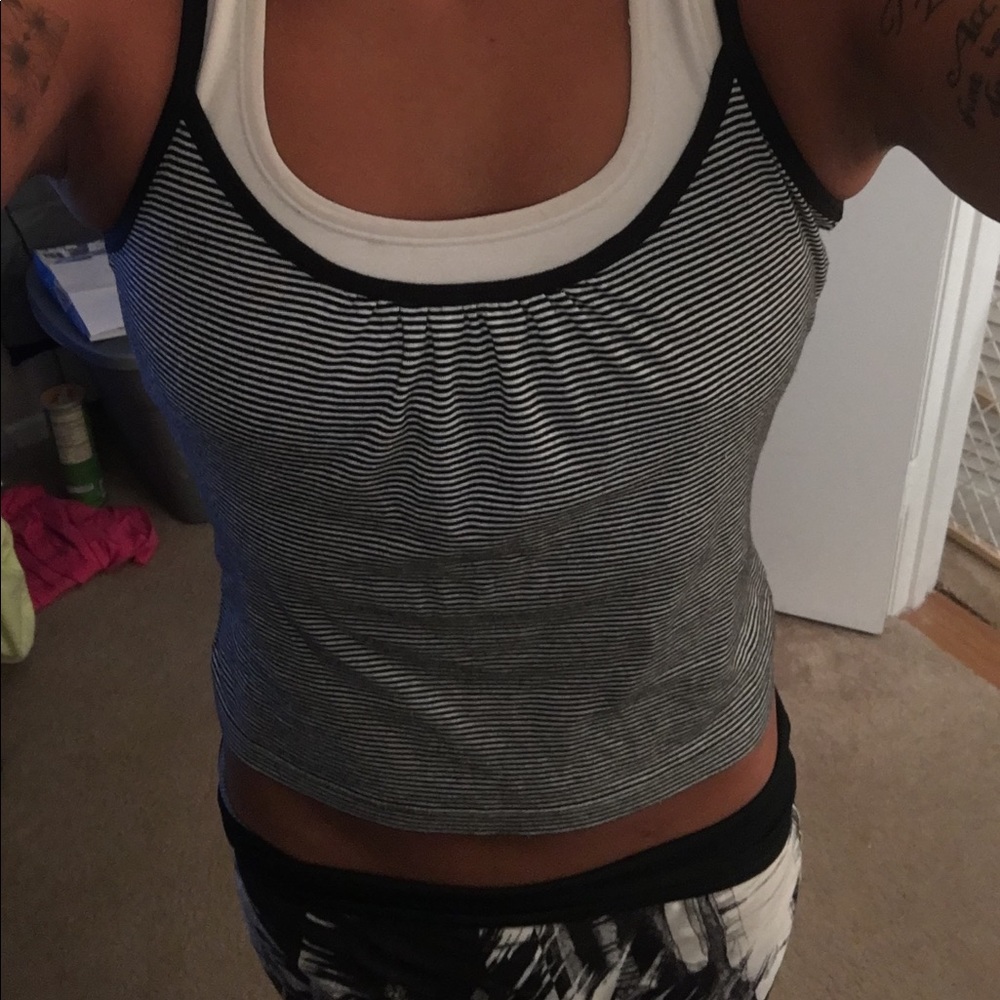 🚫Pre-love black and white striped Cami!🚫