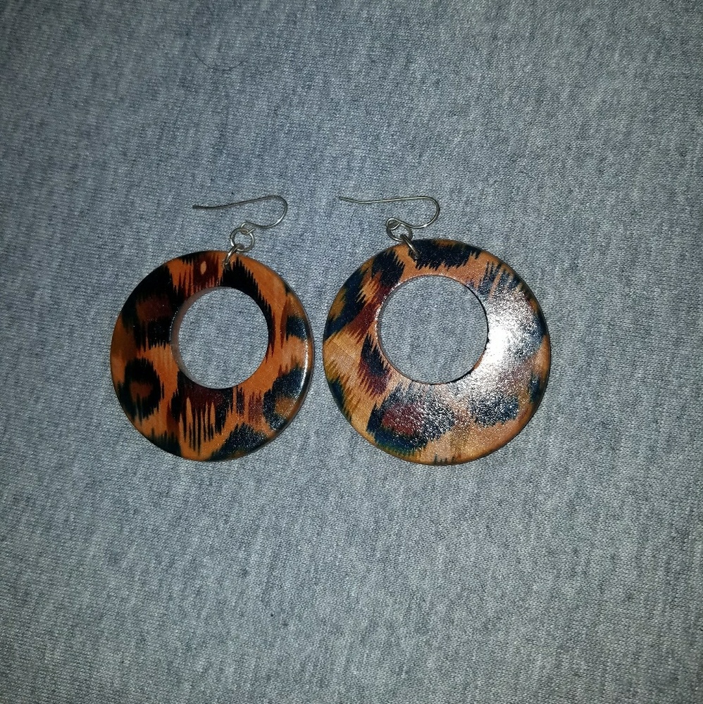 Leopard print earrings, light wood.