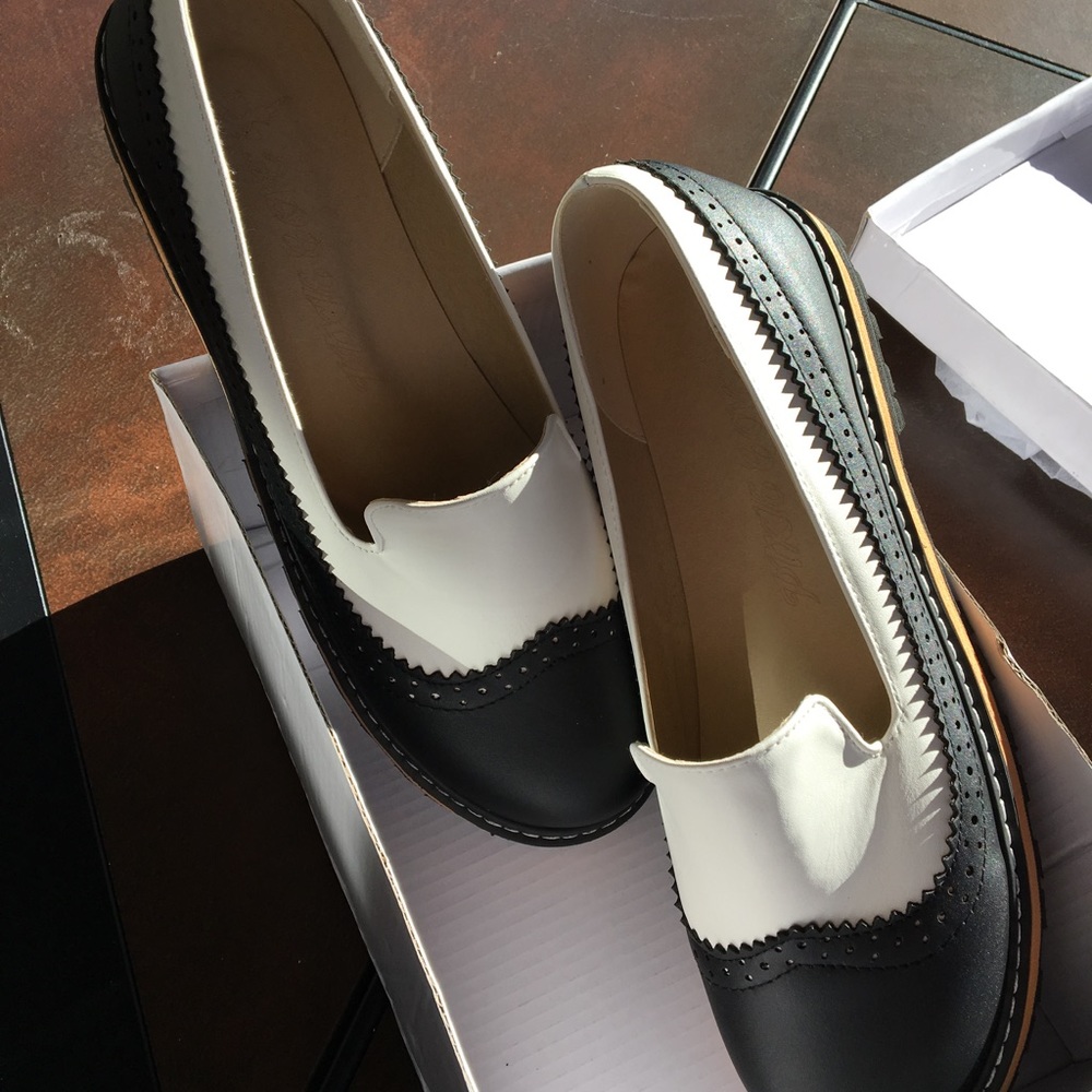 Tooled leather, black & white, extra cute loafers