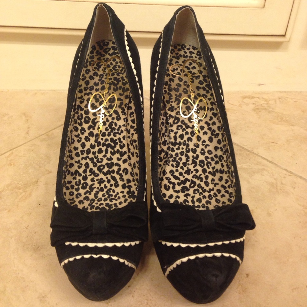 Beautiful shoes that are black, white and a bow!