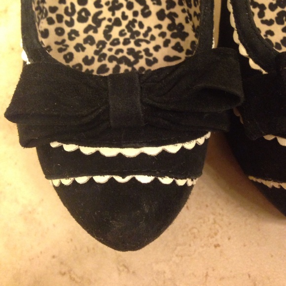 Beautiful shoes that are black, white and a bow! - Picture 2 of 3