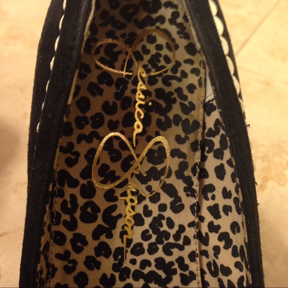 Beautiful shoes that are black, white and a bow! - Picture 3 of 3