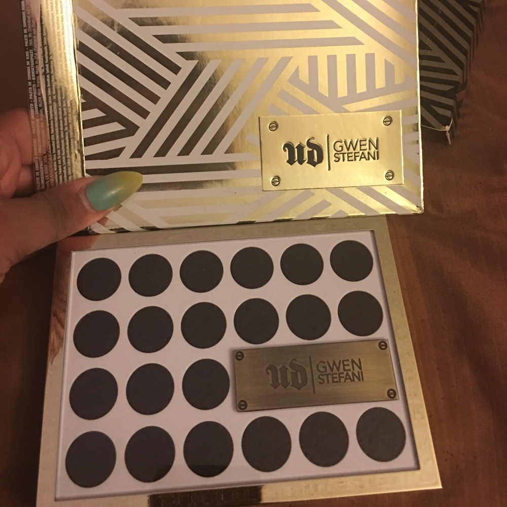 Urban Decay Gwen Stefani eyeshadow palette