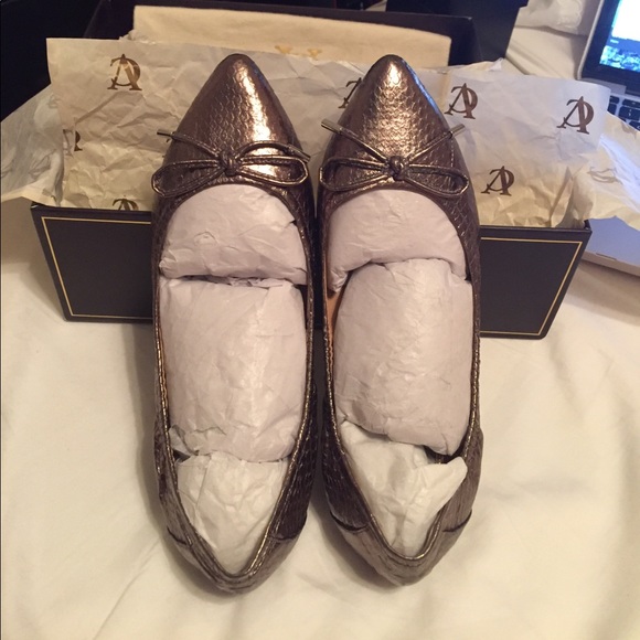 Vince Camuto Signature Chelsie flat in Bronze - Picture 6 of 7