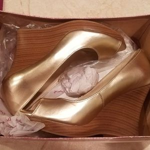 Qupid Gold & Brown Open Toe Wedges size 7.5