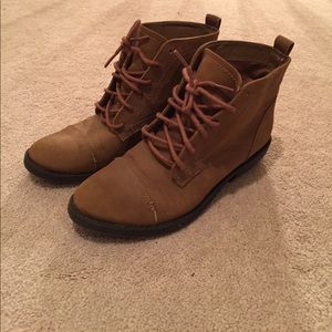 Super cute lace up booties (size 8)