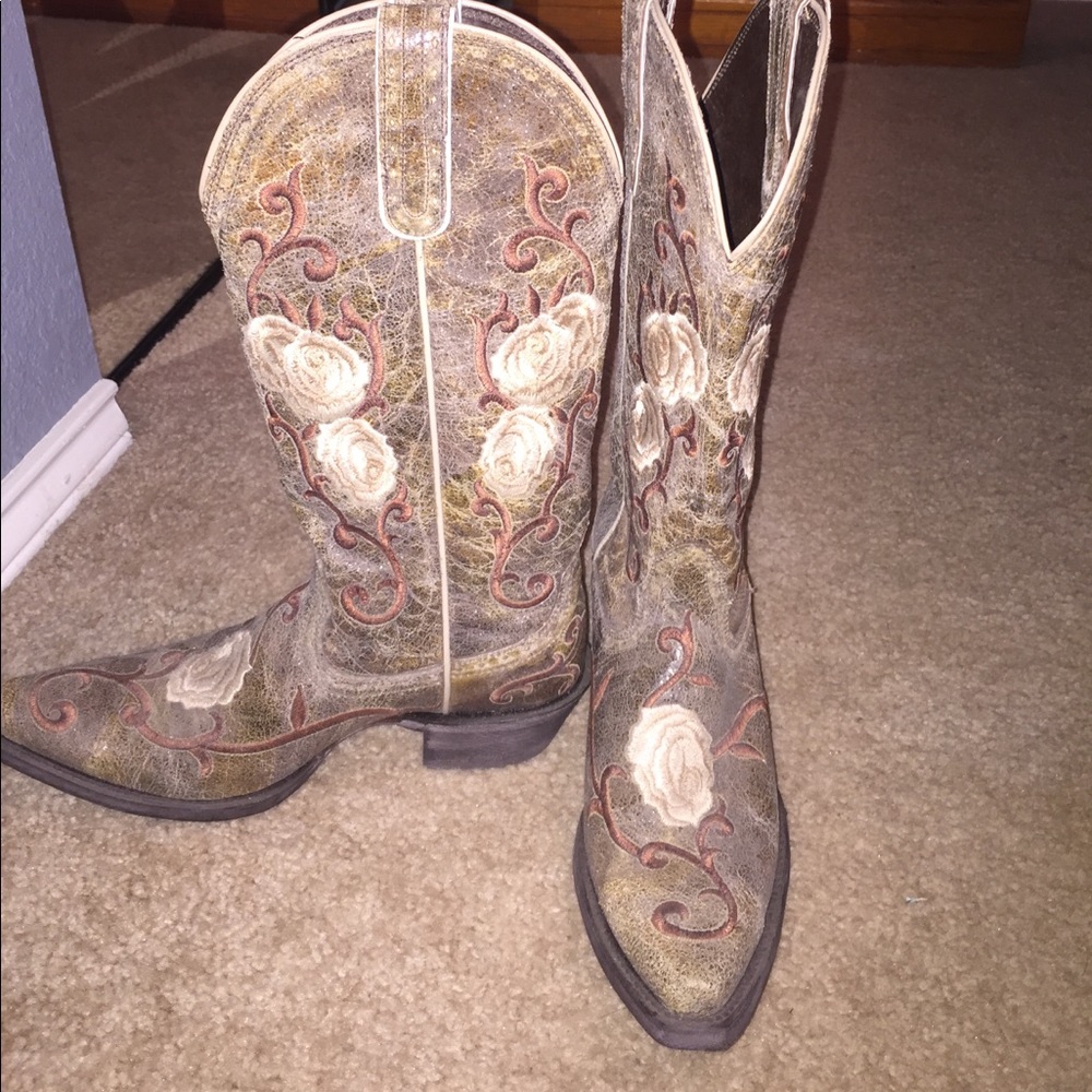 Women's western wear boots - never worn.