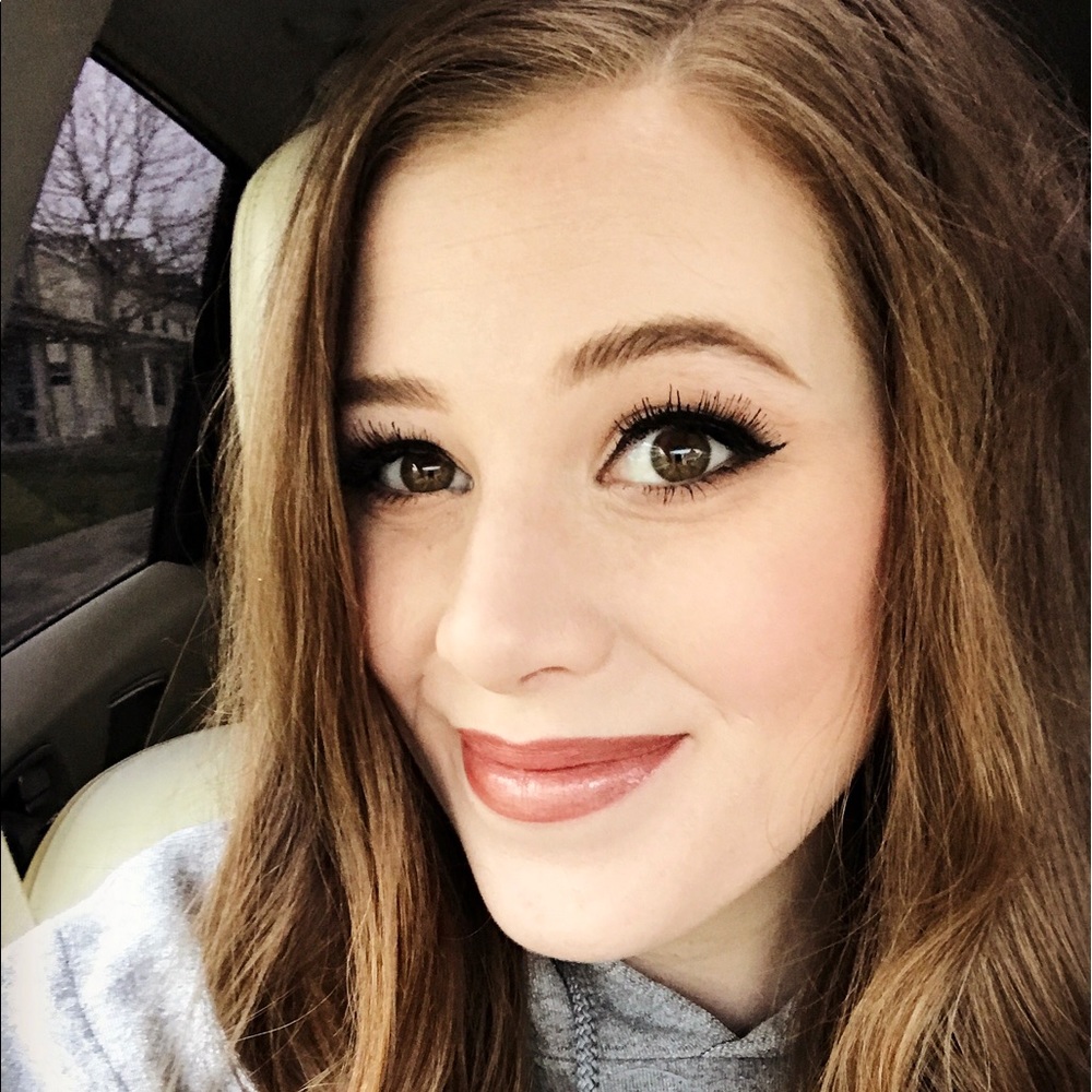 Meet your Posher, Lora