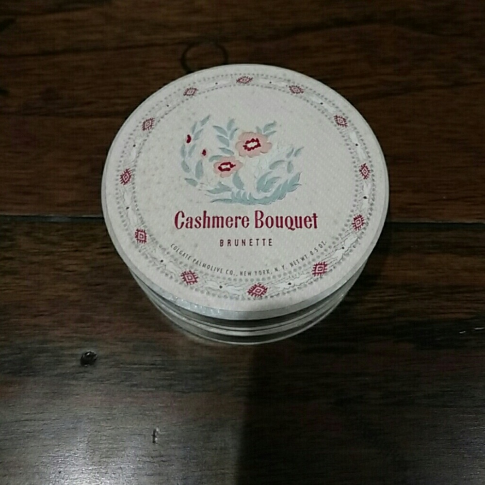 Cashmere Bouquet Face Powder