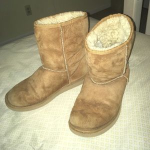 WOMENS CLASSIC SHORT UGGS