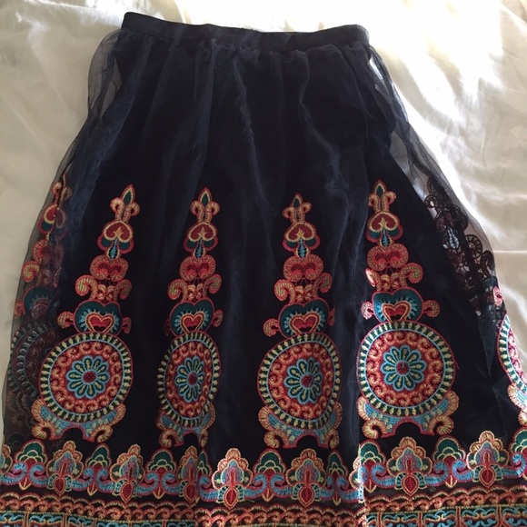 Boho skirt. Never worn. Embroidered Tulle. - Picture 5 of 5