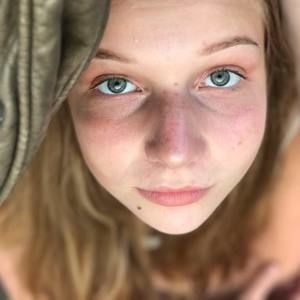 Meet your Posher, Caitlin