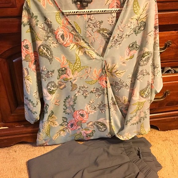 Dress pants and blouse - Picture 1 of 3