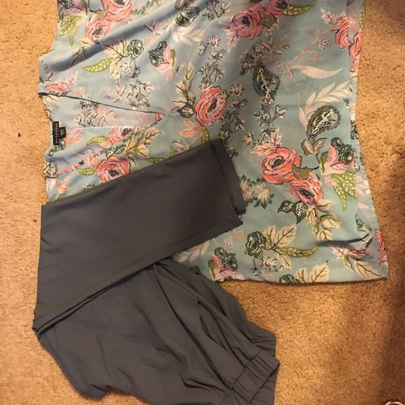 Dress pants and blouse - Picture 2 of 3