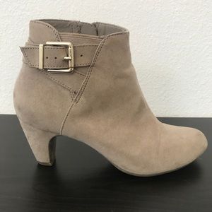 b o o t i e s//S A M & L I B B Y