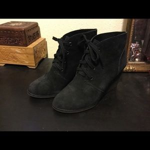 Black heeled lace up booties!