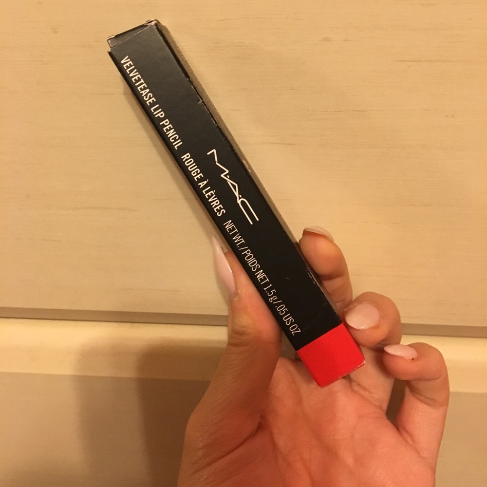 💥BNIB💥 MAC Velvetease Lip Pencil
