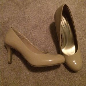 Nude pumps