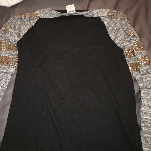 black shirt with three quarter length grey sleeves - Picture 4 of 4