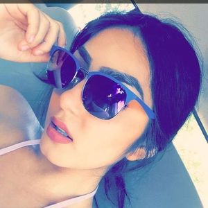 Meet your Posher, Alexis