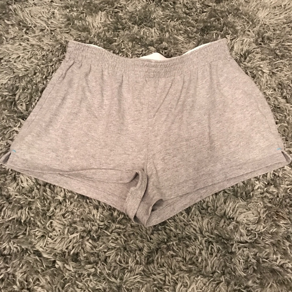 grey shorts
