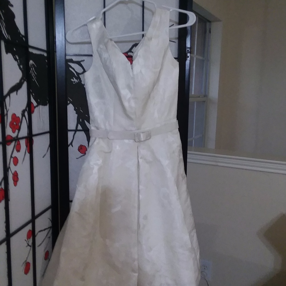 Sleeveless V-neck white dress with belt
