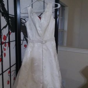 Sleeveless V-neck white dress with belt