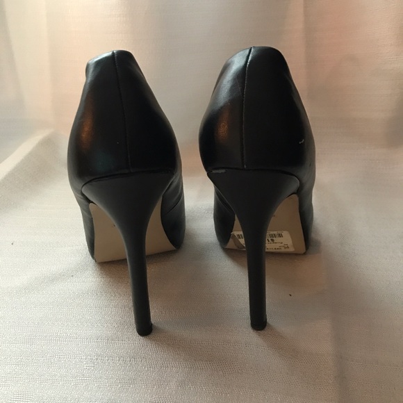 Black round toe heels - Picture 3 of 4