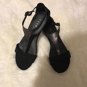 NWOT Pesaro Black Sandals