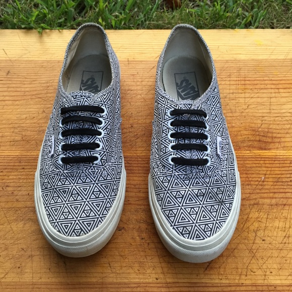 VANS Women's Low Top Black & White Pattern Shoes - Picture 2 of 5