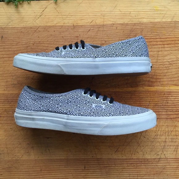 VANS Women's Low Top Black & White Pattern Shoes - Picture 4 of 5