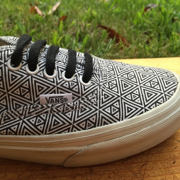 VANS Women's Low Top Black & White Pattern Shoes - Picture 5 of 5