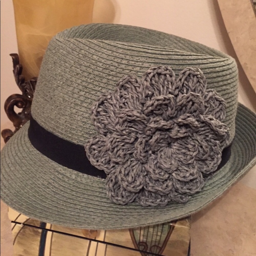 BEAUTIFUL STYLISH GREEN HAT