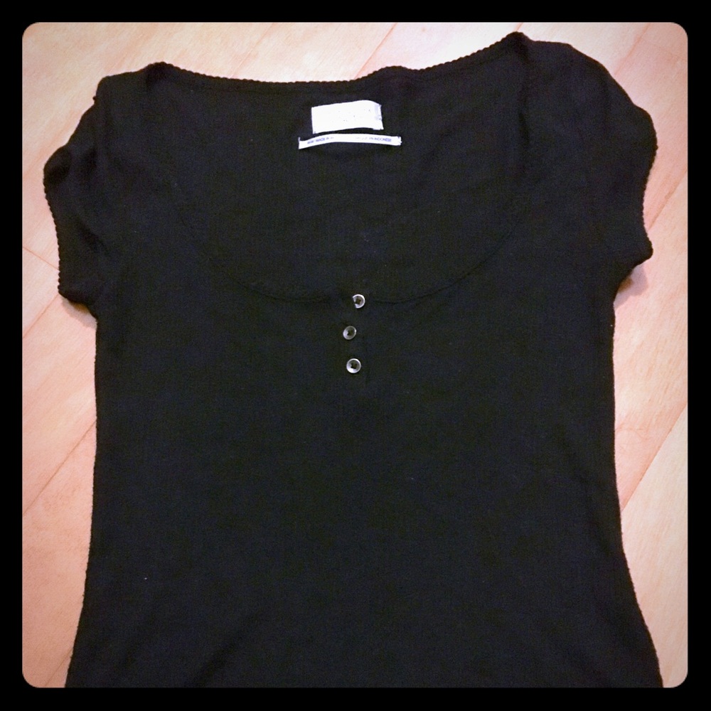 LOW CUT BUTTON CROP TOP