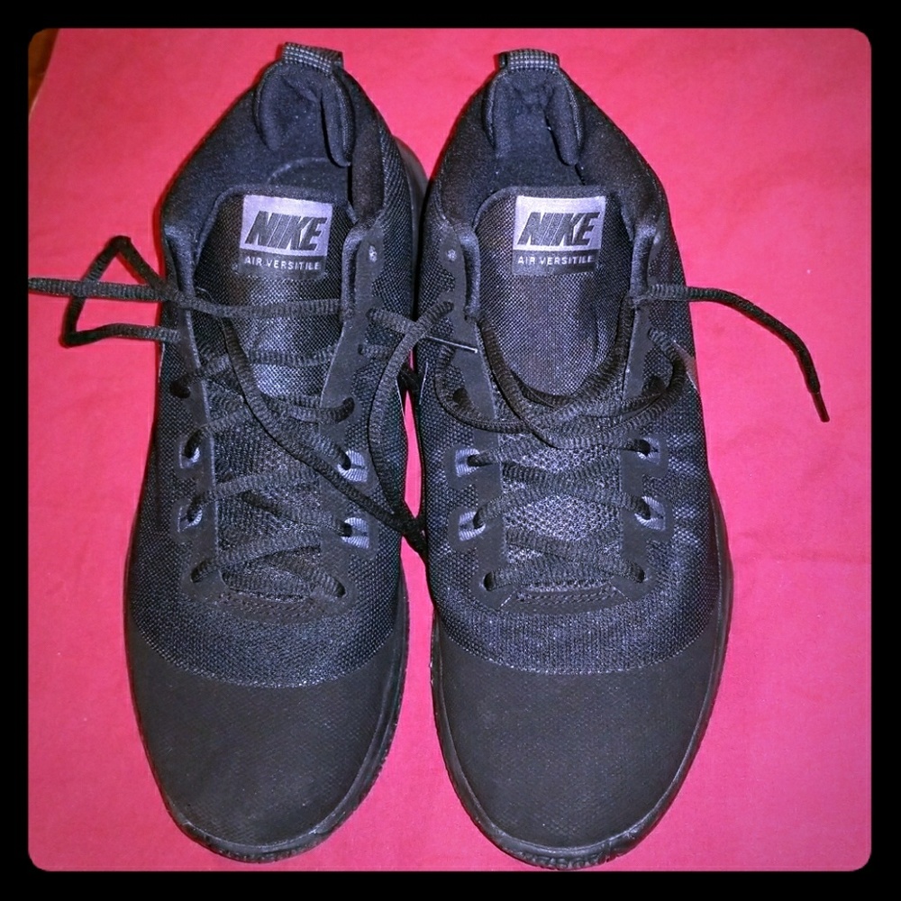Nike Air Versatile Mens Basketball shoe