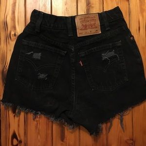 Black Levi's jean destroyed shorts