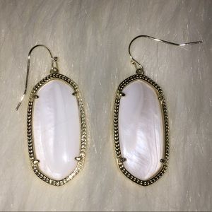 Elle Gold Earrings In White Pearl