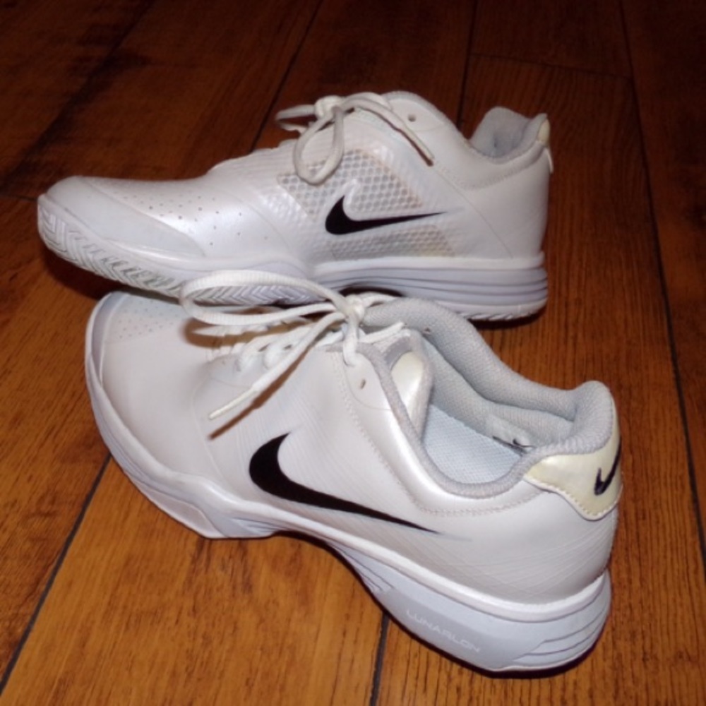 Nike Women's Tennis Shoe