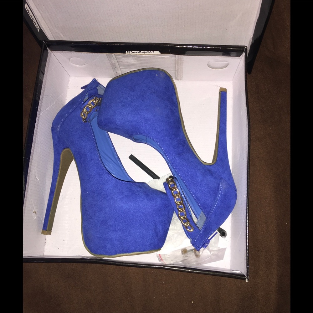 🚨final price🚨blue heels new in box