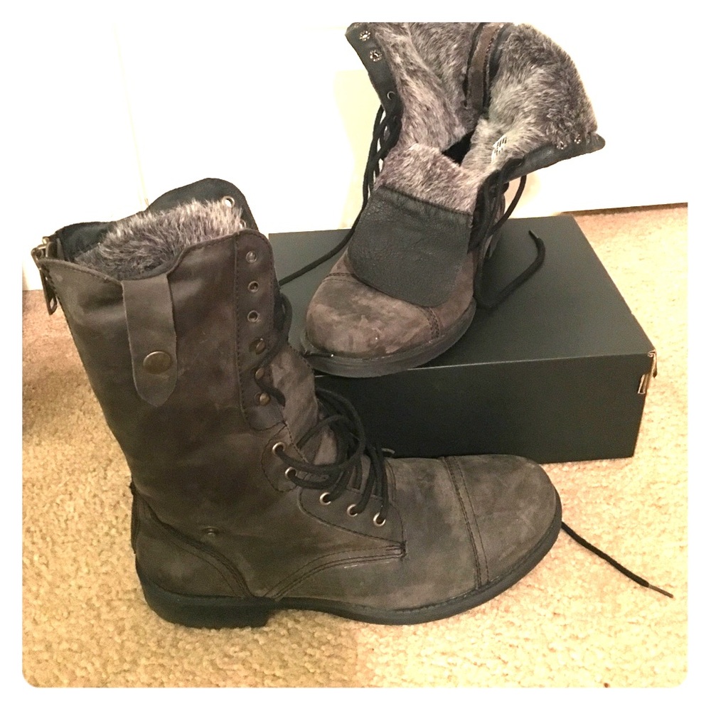 Grey Boots with fur